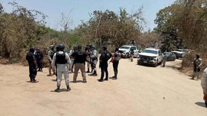 Sujetos armados entran a escuelas de Guerrero y asaltan a maestros