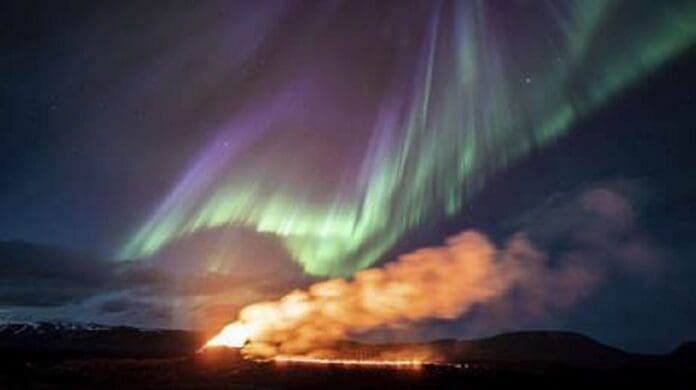 Aurora boreal y erupción de volcán iluminan cielo de Islandia