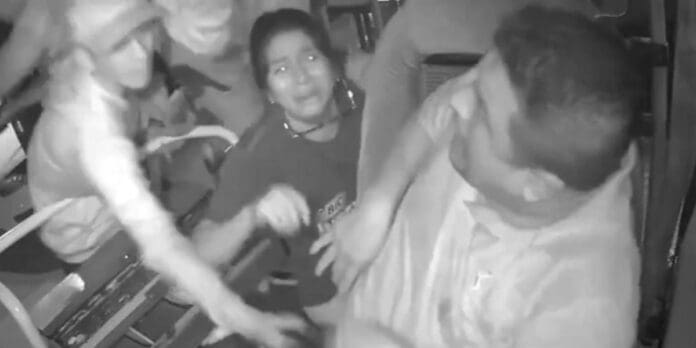 Video: Niño de 14 años asesina a chofer de autobús frente a su hija durante un asalto en Ecuador