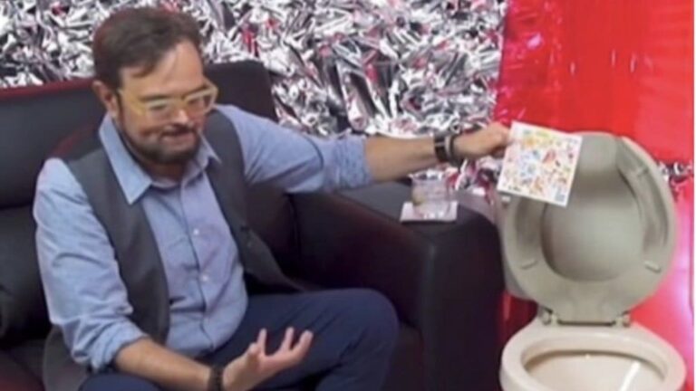 Aleks Syntek lanzó al inodoro un disco de Karol G, “no es para alguien de mi edad”