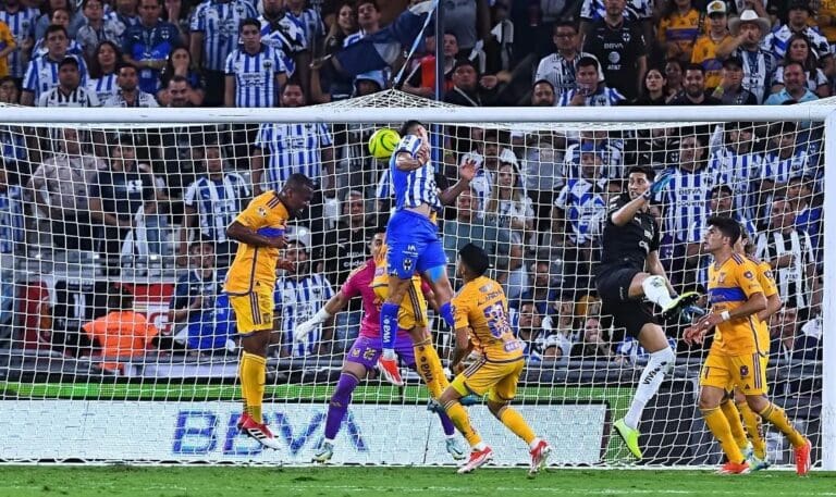 la Liga MX vetó de por vida a dos individuos implicados en incidentes durante el partido entre los Rayados y los Tigres.