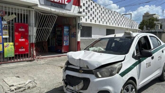 Taxista de Cancún se estampa contra expendio de cervezas tras ser chocado por conductora de una camioneta