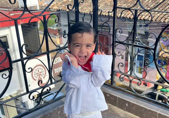 ¡Más valiente que muchos! Un niño de tres años de edad cumple su sueño de ser un Volador de Papantla (Video)