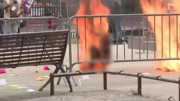Muere hombre que se prendió fuego frente a tribunal de Nueva York donde se llevaba juicio a Trump