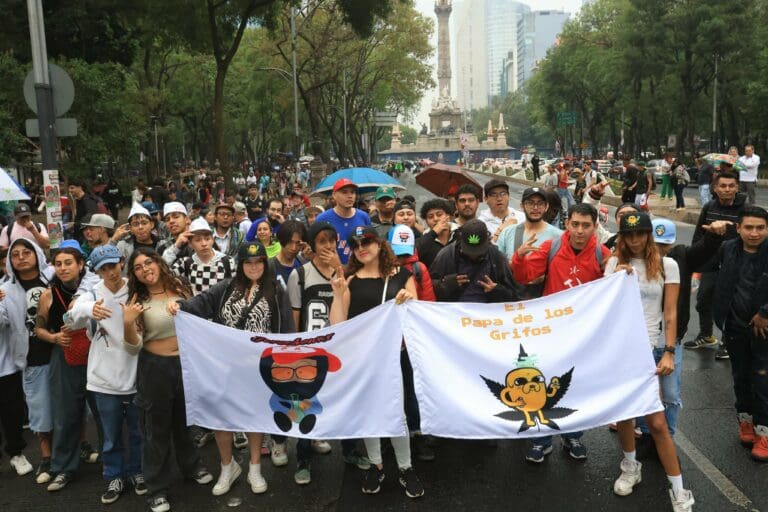 Celebran 'el 4/20' en CDMX con marcha para legalización de la mariguana