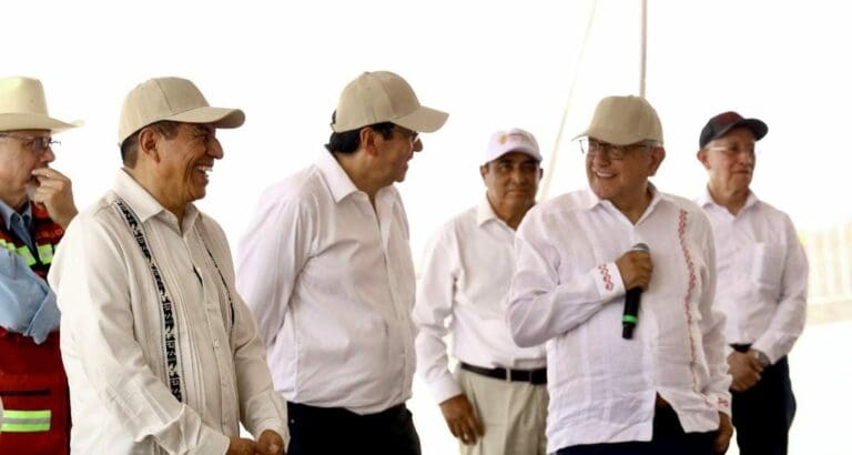 AMLO continúa con su gira revisando algunas obras que desarrolla el gobierno en varias entidades. Este fin de semana visitó Oaxaca y Guerrero