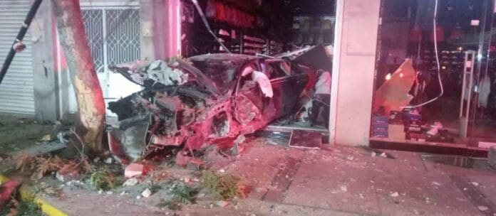 Menores chocaron a bordo de un Cadillac por ir a exceso de velocidad. El auto quedó prácticamente destruido. Cinco jóvenes lesionados.