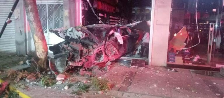 Menores chocaron a bordo de un Cadillac por ir a exceso de velocidad. El auto quedó prácticamente destruido. Cinco jóvenes lesionados.