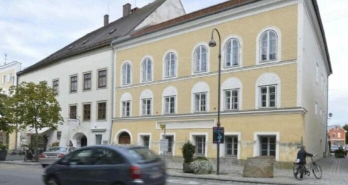 Cuatro jóvenes alemanes fueron detenidos por dejarle una ofrenda floral a Adolf Hitler y además hacer el saludo nazi.