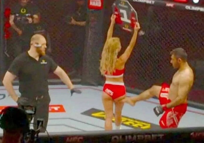 Video: Peleador de MMA recibió una golpiza tras tocar el glúteo a una “girl-ring” en un combate