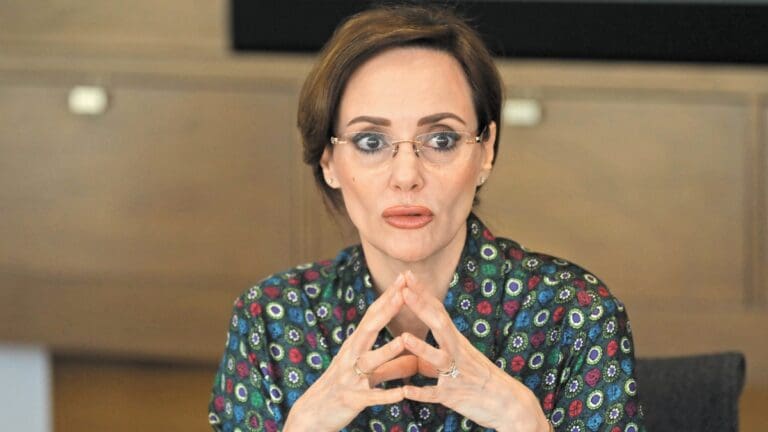 La senadora Lilly Téllez ha expresado su descontento en las redes sociales hacia un joven mexicano que, aprovechando un error en el sitio web de la prestigiosa marca Cartier, logró adquirir dos pares de aretes por solo 237 pesos cada uno.