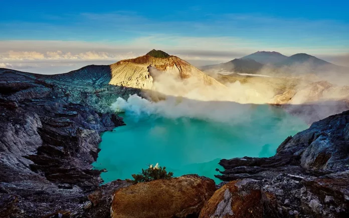 Turista fallece tras caer el cráter de volcán activo mientras se tomaba fotos