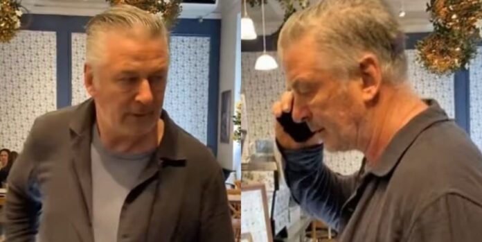 Alec Baldwin golpea el celular de una activista que le hacía preguntas en una cafetería