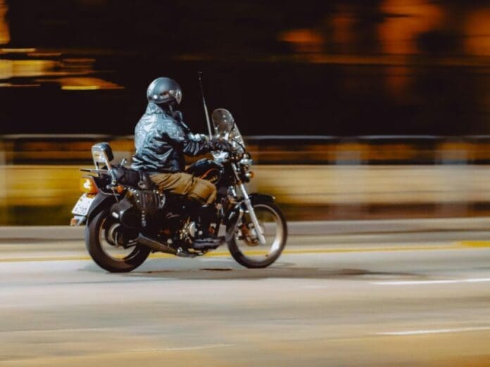 Conductor de una camioneta lanza a motociclista que pateó su puerta