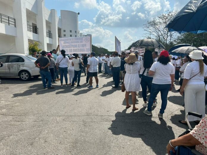 Se manifiestan ejidatarios de Playa del Carmen en defensa de sus tierras; invasores dicen que lo hacen por necesidad1