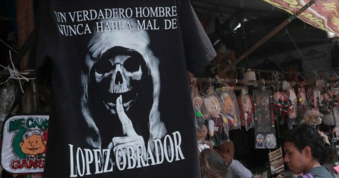 Iglesia católica critica figura de la Santa Muerte tras imagen en apoyo a López Obrador