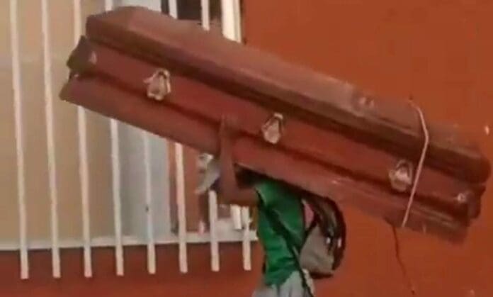 Sorpresa causaron las imágenes en las que se ve a un sujeto sacar un ataúd en un cementerio en el estado de Morelos.