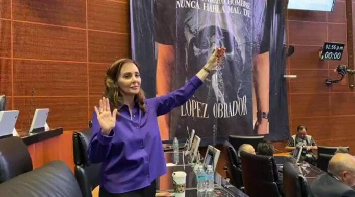 Lilly Téllez protestó por la imagen de la Santa Muerte usando un rosario en pleno Senado, lo que le ha acarreado muchas críticas.