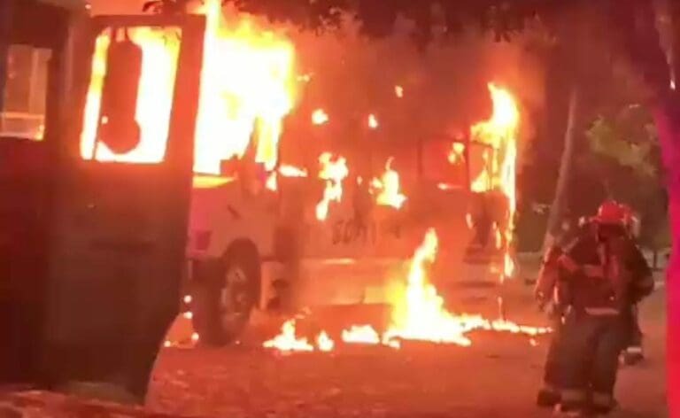 Por tercera noche consecutiva, la capital de Colima presenció la quema de una unidad de transporte público.