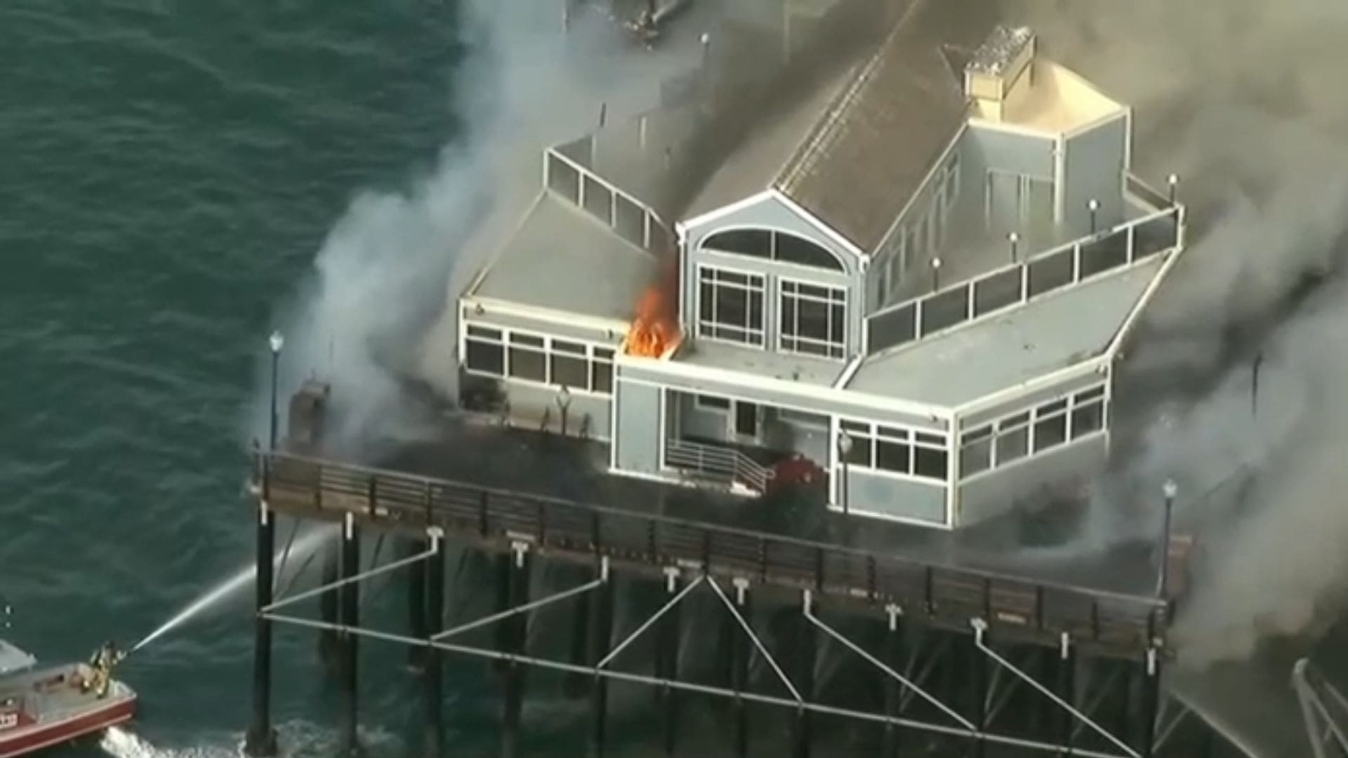 VIDEO: Incendio en muelle de Oceanside, en California