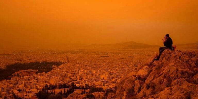 El cielo de Atenas se tiñe de naranja con el polvo del Sahara
