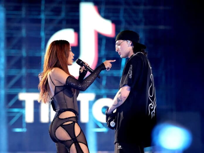 Peso Pluma y Anitta muy románticos en un antro de Las Vegas