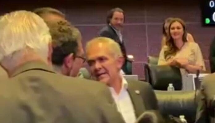 Los senadores César Cravioto de Morena y Miguel Ángel Mancera del PRD estuvieron a punto de llegar a los golpes. Fueron separados.
