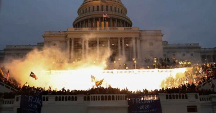 Trabajan en película que culpa a Facebook por invasión del Capitolio