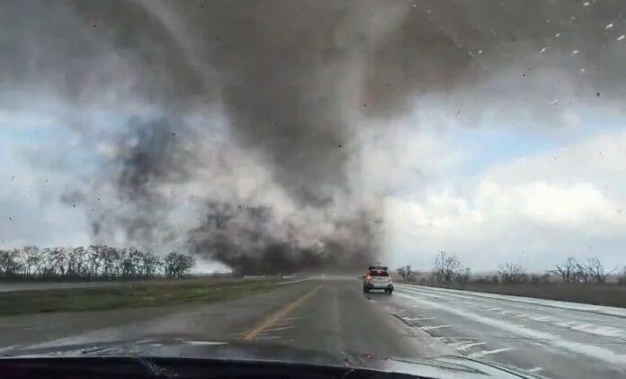 Emiten alerta por tornado en el sureste de Nebraska