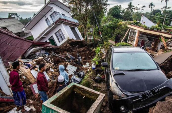 Videos: Reportan varios heridos tras terremoto de magnitud 6.1 en Indonesia