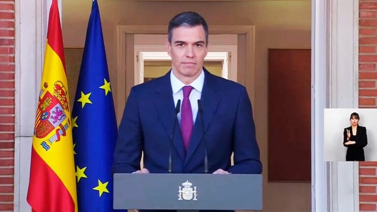 Presidente de España, Pedro Sánchez anuncia que no renunciará tras acusaciones contra su esposa
