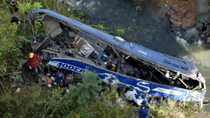 Autobús cae al abismo en Perú; hay al menos 23 muertos