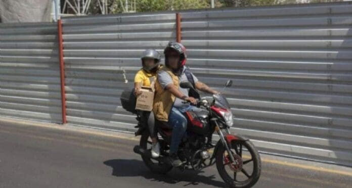 Una reforma que propone que todos los menores de 12 años no viajen en motocicleta avanza en la Cámara de Diputados.