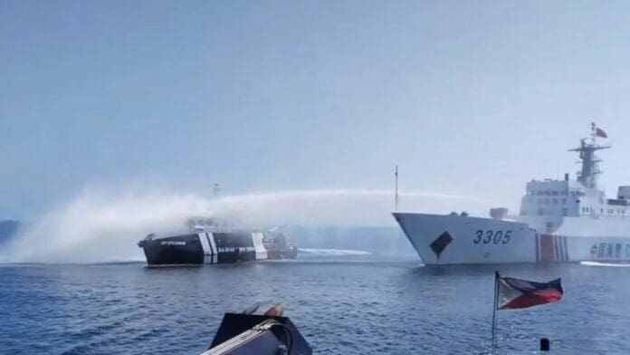 VIDEO Barcos chinos atacan a filipinos en aguas disputadas