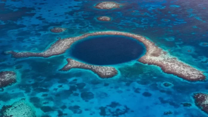 El Taam ja’ de Chetumal, un agujero azul de gran tamaño, sería el más profundo del mundo, pues llega a por lo menos 420 metros.