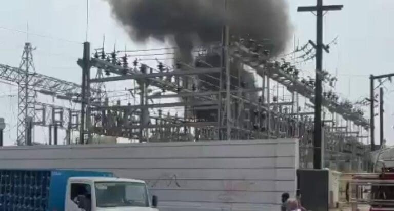 Más de 30 mil personas quedaron sin electricidad en Tampico, Tamaulipas, tras un incendio en la subestación de CFE.