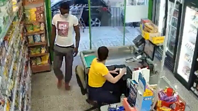 VIDEO: Ladrón le aplica llave china a cajera y roba dinero de tienda