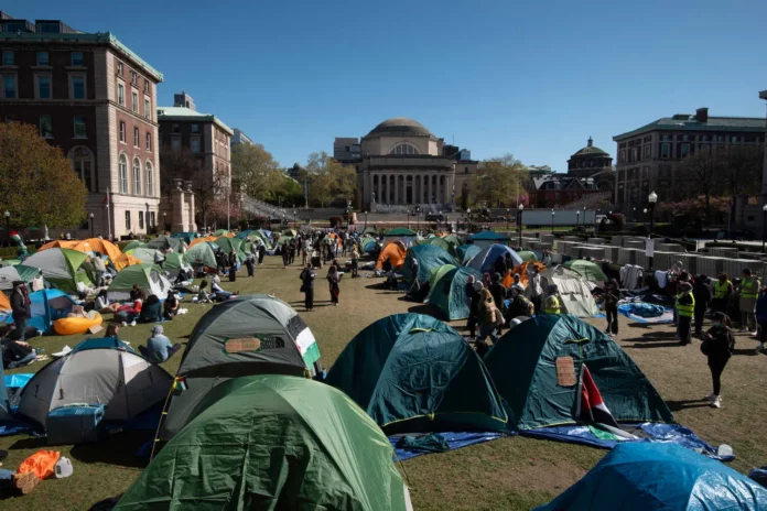 Arrestan a 300 personas en Universidad de Columbia por manifestación pro-palestina