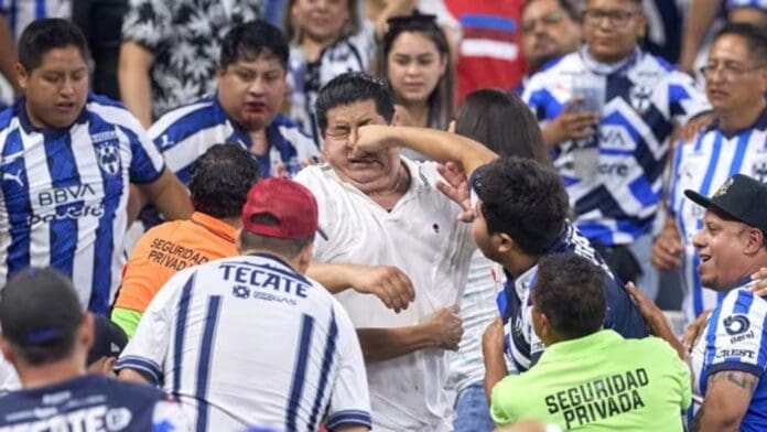 Aficionados de Rayados de Monterrey vuelven a protagonizar una brutal pelea