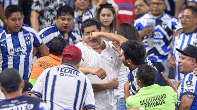 Aficionados de Rayados de Monterrey vuelven a protagonizar una brutal pelea