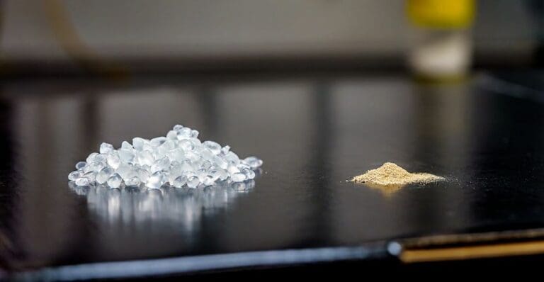 VIDEO: Así se ve el “plástico vivo” que se autodestruye cuando ya no sirve