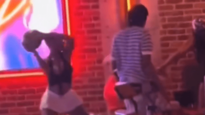 VIDEO: Mujer lanza bola de boliche a otra en pelea en Miami