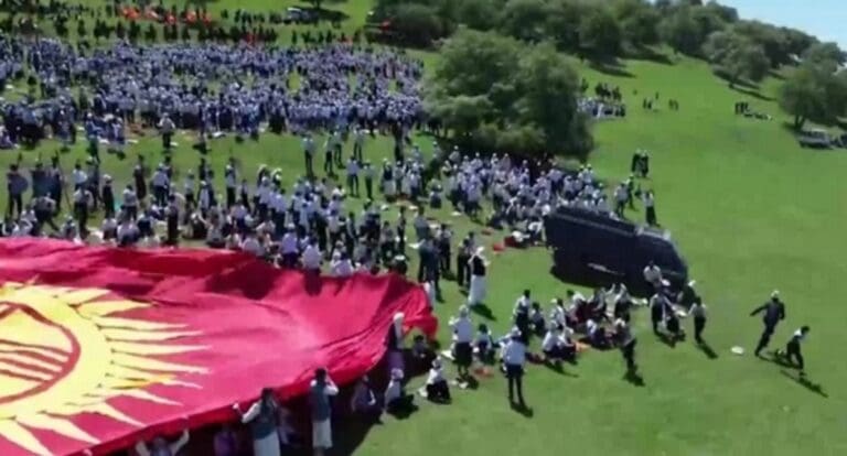 Camión de helados arrolla a 30 niños en evento público de Kirguistán