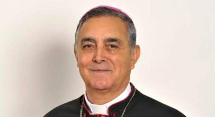 El obispo Salvador Rangel habría entrado a un motel por voluntad propia y en compañía de otro hombre. No hay indicios de un secuestro exprés.