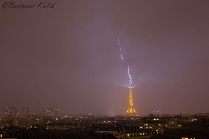 Video: Torre Eiffel fue impactada por un rayo, en plena tormenta eléctrica en París