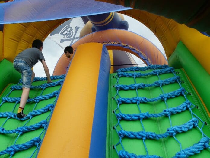 Muere niño de 2 años luego que el viento se llevara el castillo inflable en el que jugaba