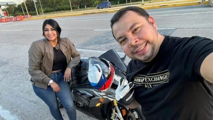 Los motociclistas fallecidos en el choque contra un autobús de Del Valle a la entrada de Playa del Carmen, ya fueron identificados.