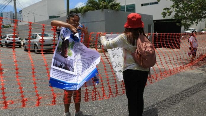 Madres buscadoras cierran calles en Cancún; denuncian que quieren enviar a menor abusada con su agresor