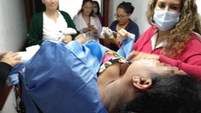 Paramédicos atienden parto en una gasolinera en Cancún