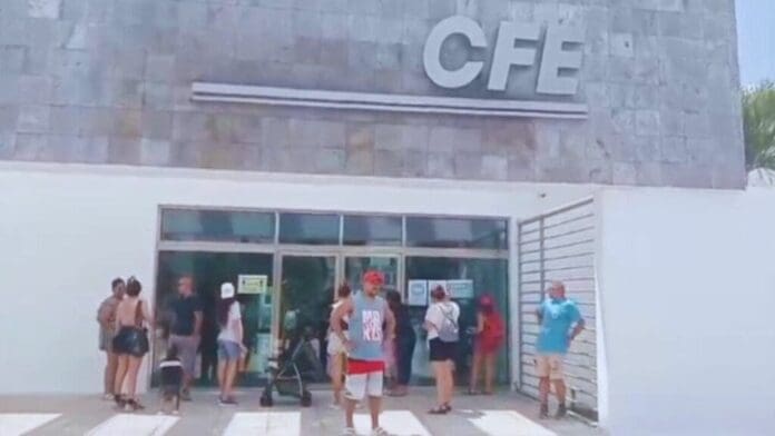 Protestan vecinos de Playa del Carmen en la CFE por apagón de más de 15 horas